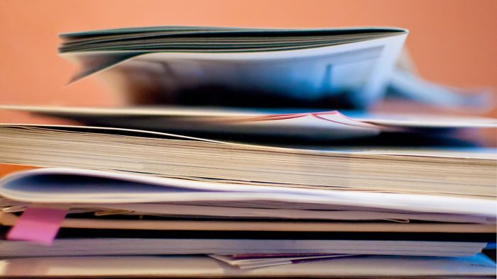 Hög med papper