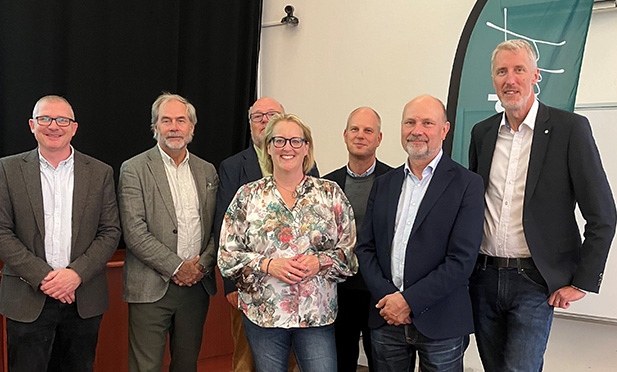 På bilden från vänster: kommundirektör i Kils kommun Ola Mossberg, landshövding Georg Andrén, förbundsdirektör i Skaraborgs kommunalförbund Magnus Fredricsson, kommunstyrelsens ordförande i Skövde kommun Theres Sahlström, kommunstyrelsens ordförande i Gullspångs kommun Kristofer Svensson, Skaraborgs kommunalförbunds direktionsordförande Björn Thodenius samt regionråd Värmland Erik Evestam.
