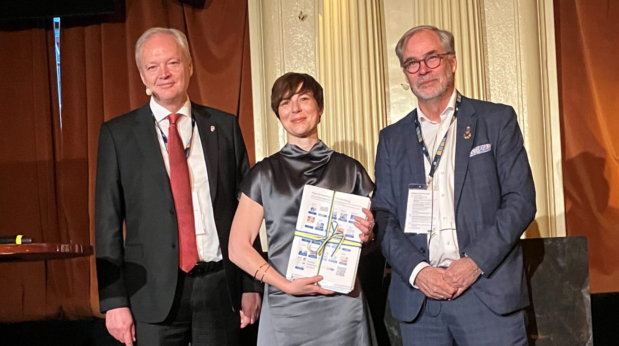 Georg Andrén tillsammans med Tolgfors överlämnar länsstyrelsernas handlingsplaner för elektrifiering till statssekreterare Maja Lundbäck.